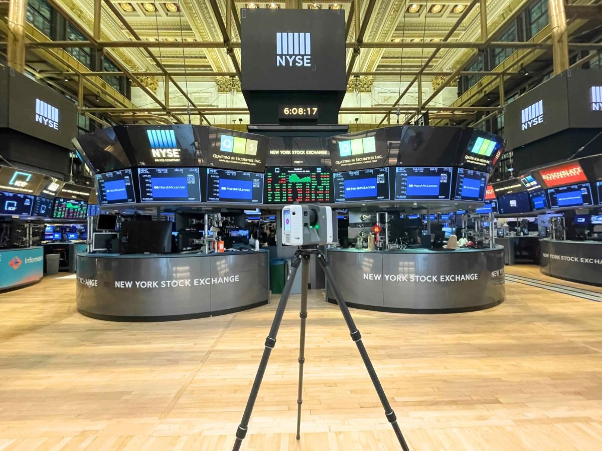 On-site image utilizing the Leica RTC360 to document the Main Trading Room Floor