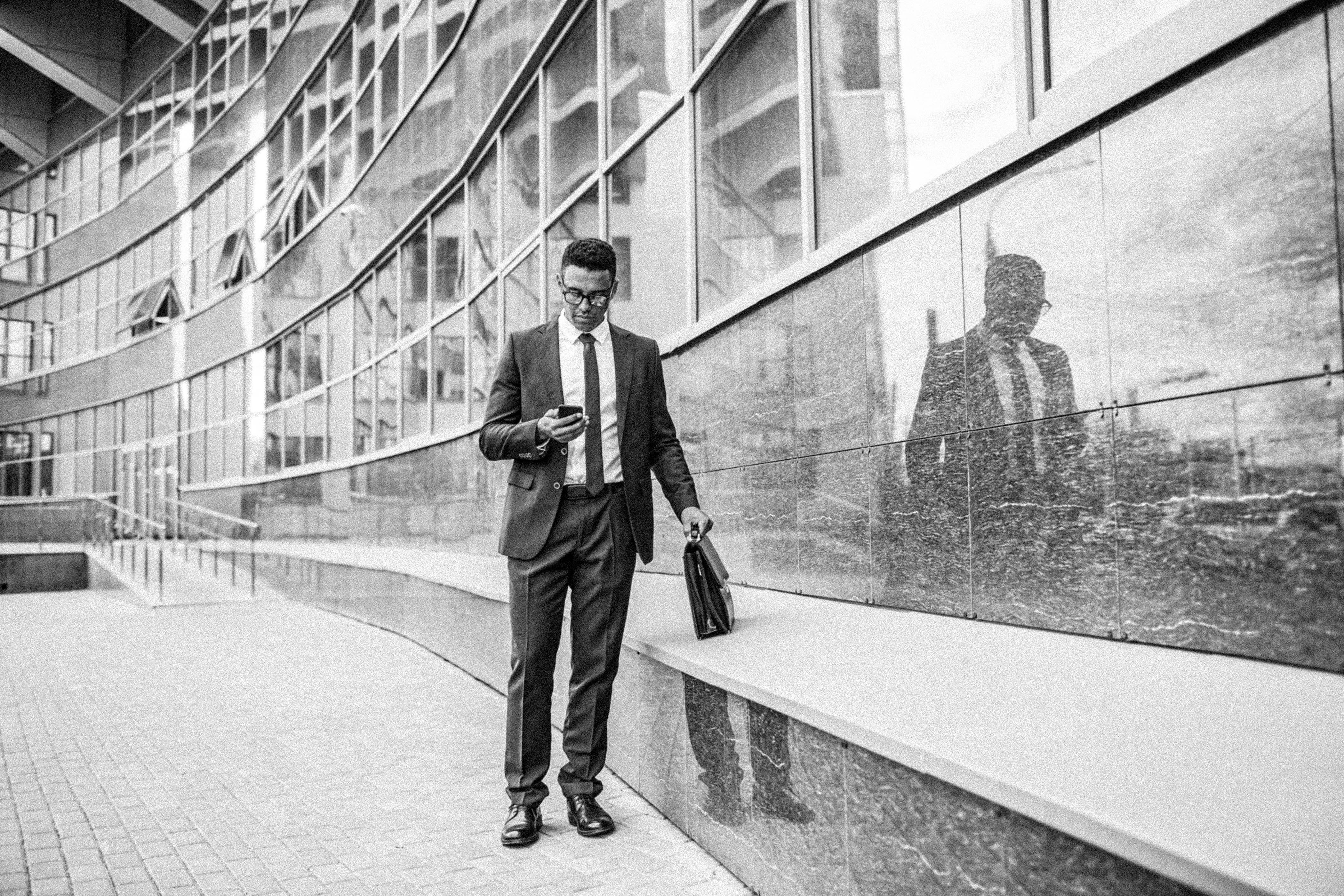 businessman-with-mobile-phone-P36YPF5-154